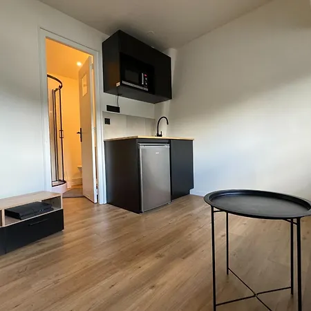 Comfortable 16 M Nest In Appartement Caen